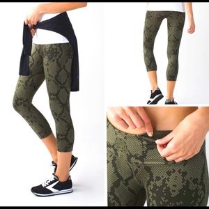🌺 Lululemon Wunder Under Crop III Ziggy Snake Green Gator Green (6)